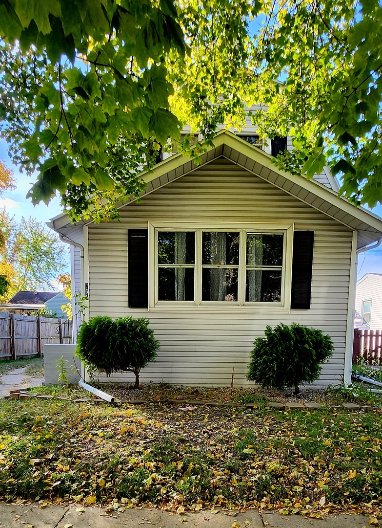 761 North 8th Avenue Kankakee, IL 60901 - Photo 1 of 18 a front view of a house with garden