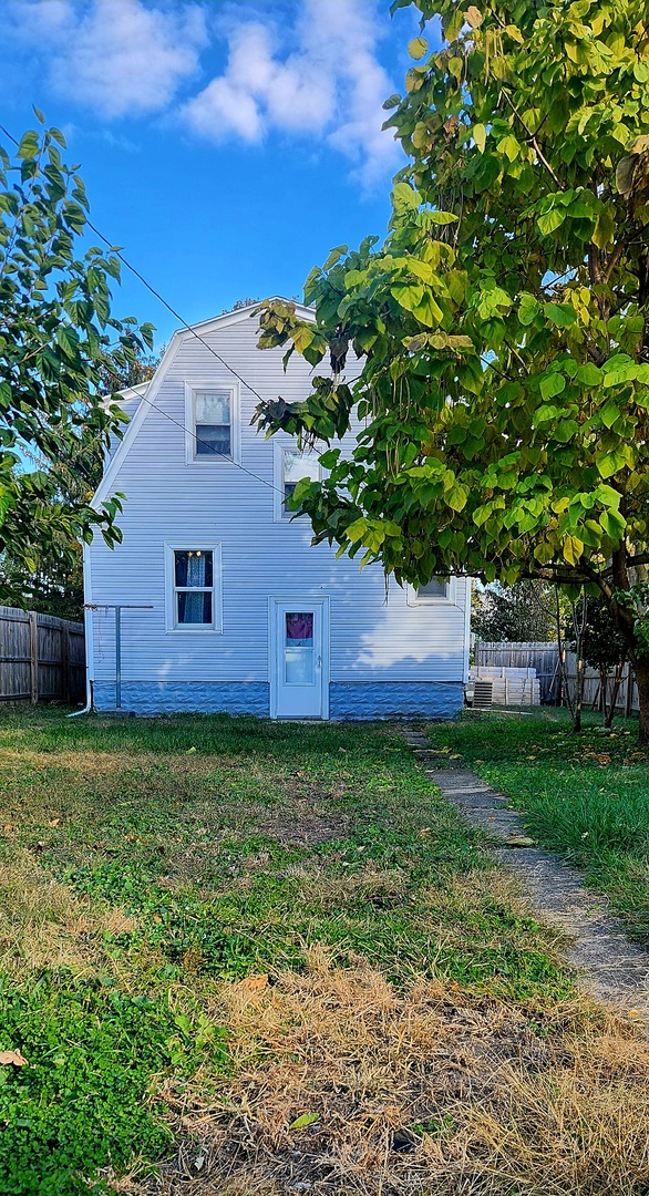 761 North 8th Avenue Kankakee, IL 60901 - Photo 16 of 18 a fire hydrant in the middle of a field