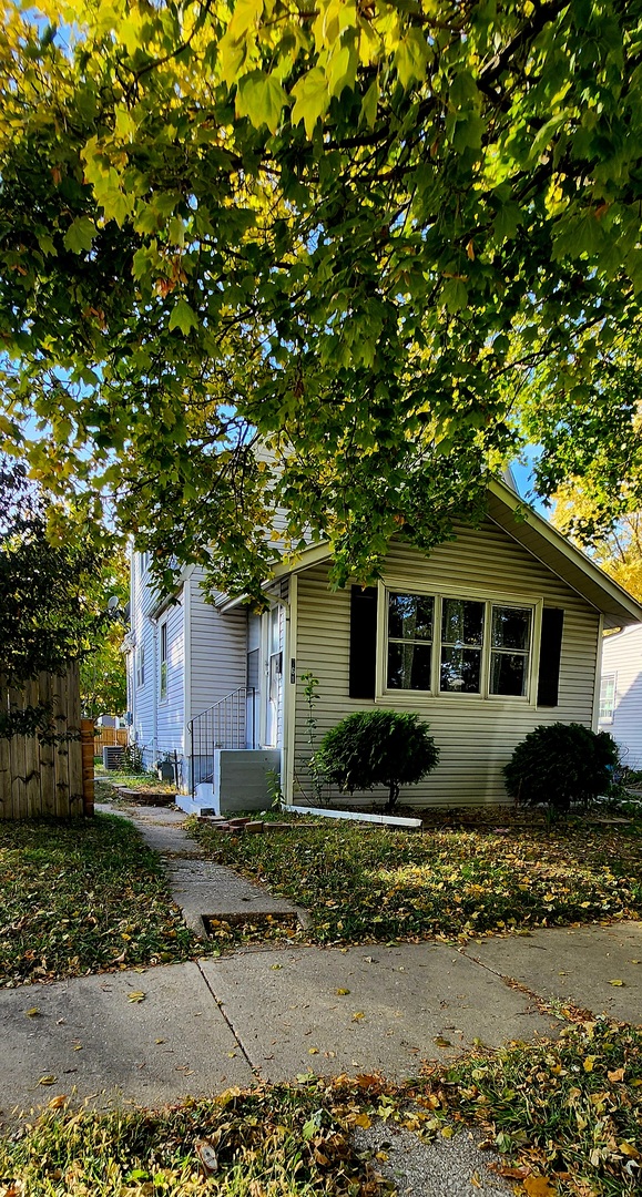 761 North 8th Avenue Kankakee, IL 60901 - Photo 3 of 18 a front view of a house with garden