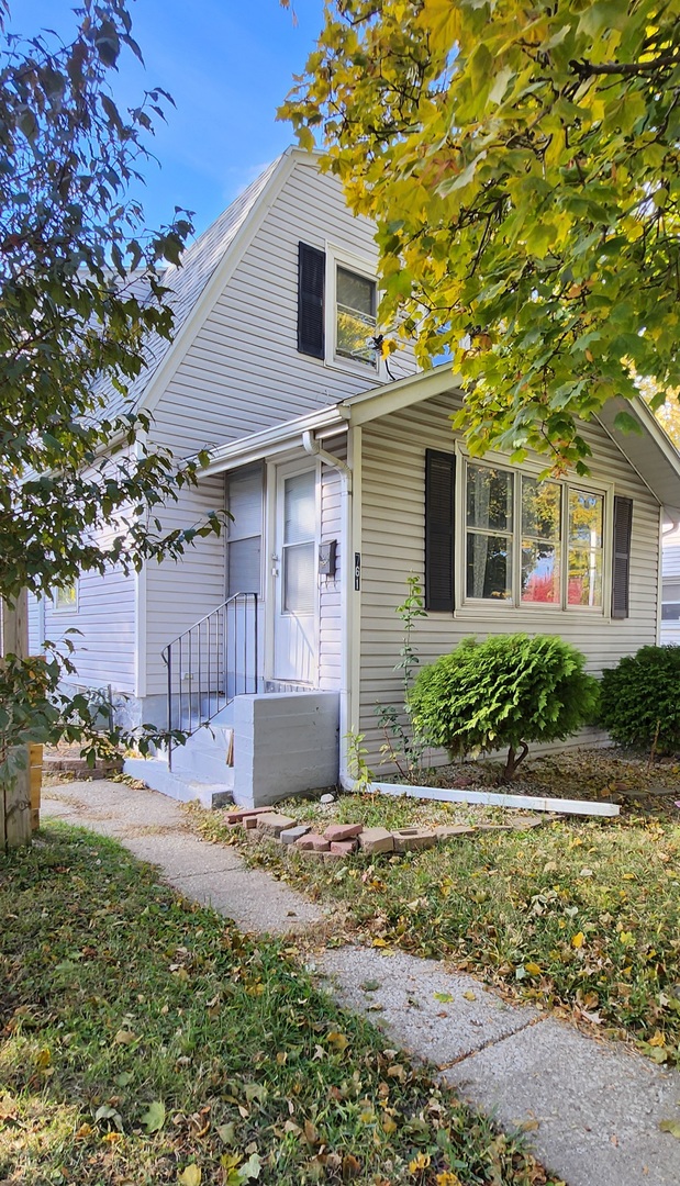 761 North 8th Avenue Kankakee, IL 60901 - Photo 4 of 18 a front view of house with yard