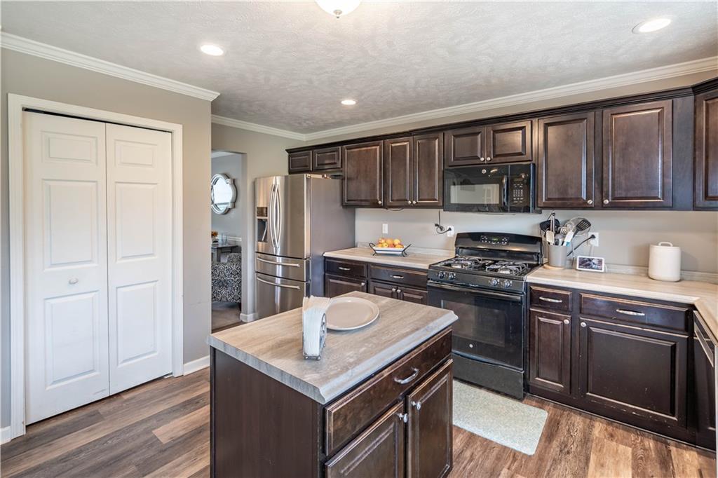 216 Foxwood Road Coraopolis, PA 15108 - Photo 8 of 25