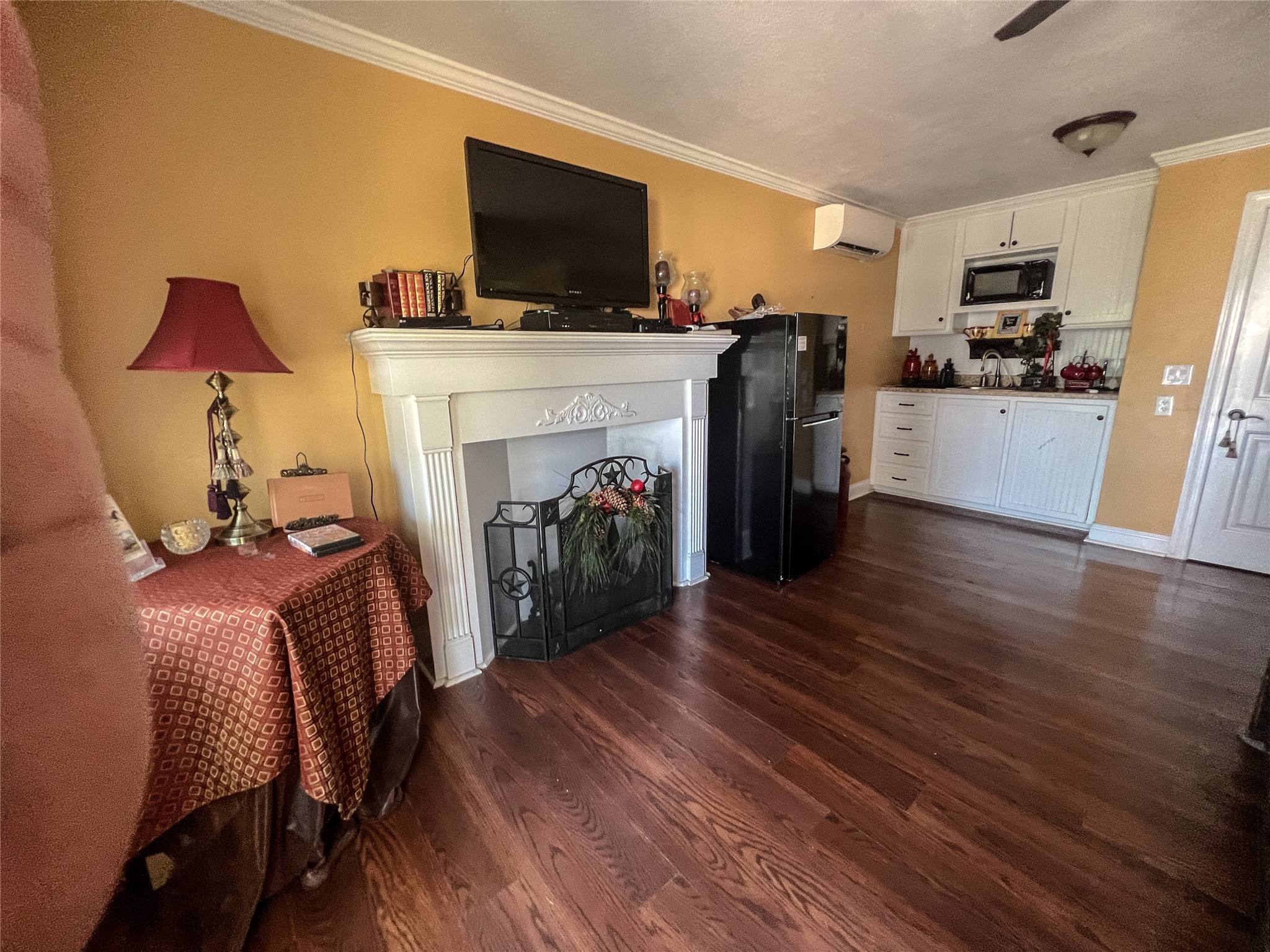 9500 Mayfield Avenue, Unit C Shiro, TX 77873 - Photo 4 of 12 a living room with furniture and a flat screen tv