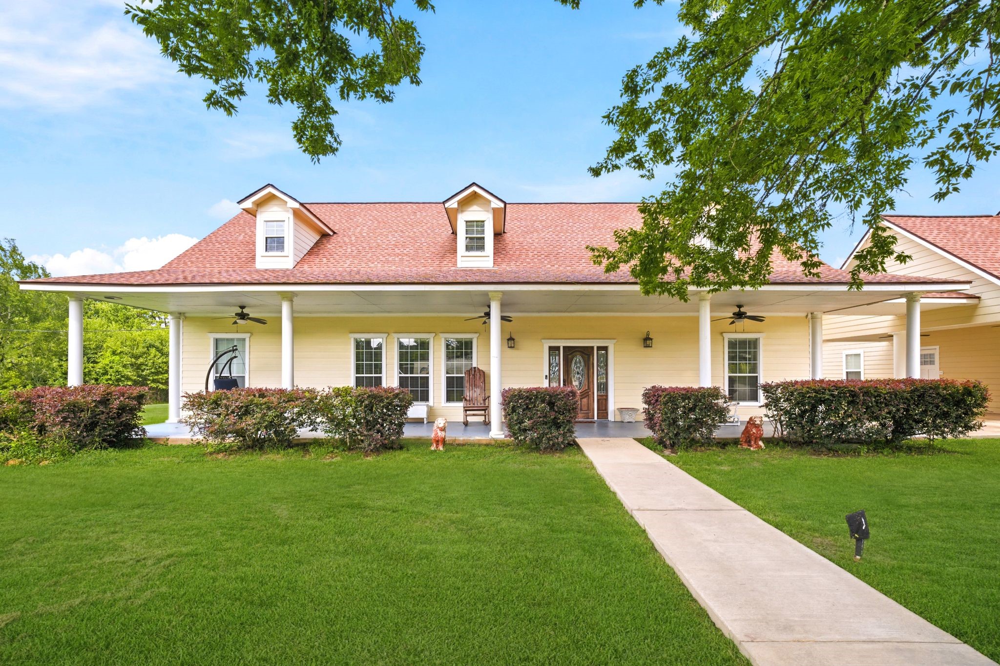 144 Wood Farm Road Huntsville, TX 77320 - Photo 2 of 50 a front view of a house with garden