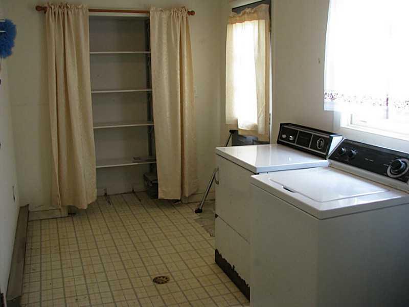 15 Ridgeview Drive Thomaston, ME 04861 - Photo 8 of 35 Mudroom.
