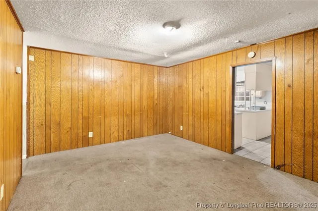 a view of a big room with closet and windows