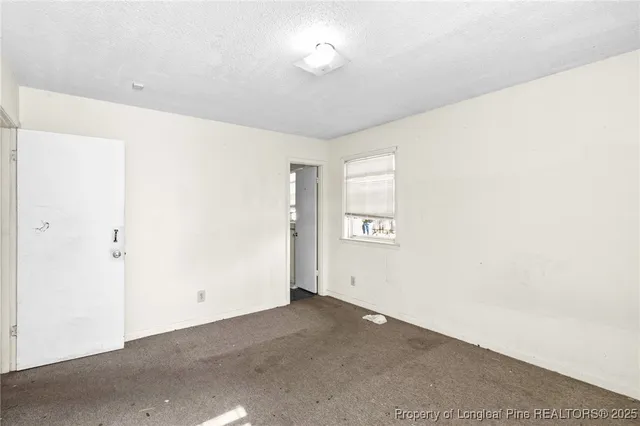 a view of a house with backyard and tree