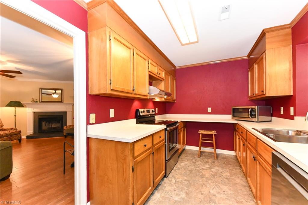 1202 Watermark Court High Point, NC 27265 - Photo 7 of 23 Kitchen