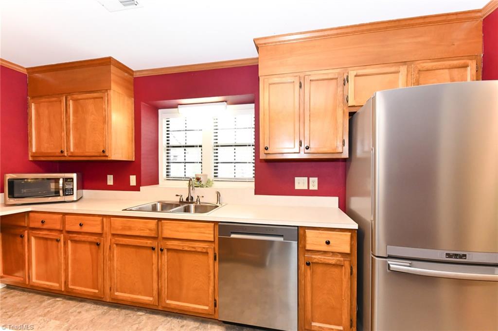 1202 Watermark Court High Point, NC 27265 - Photo 8 of 23 Kitchen