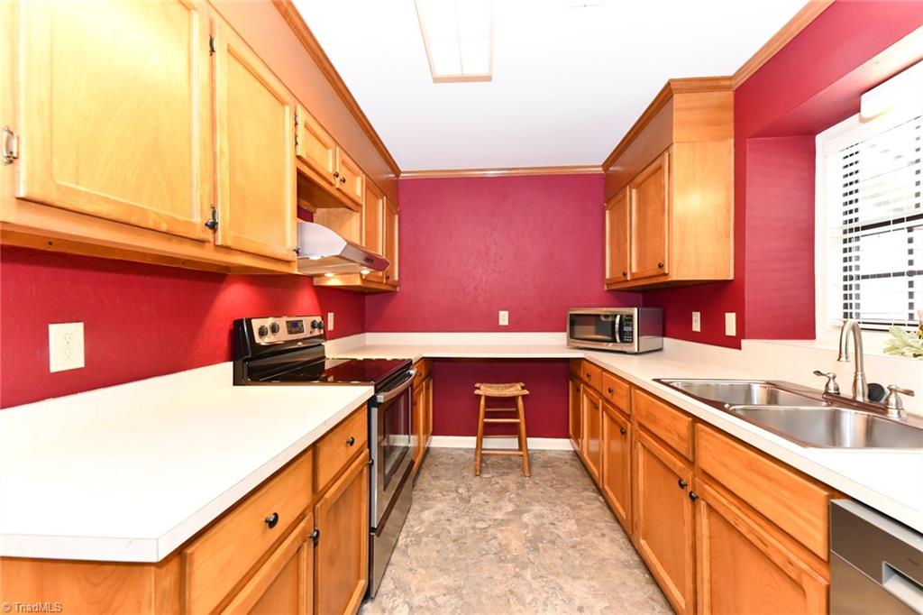 1202 Watermark Court High Point, NC 27265 - Photo 9 of 23 Kitchen