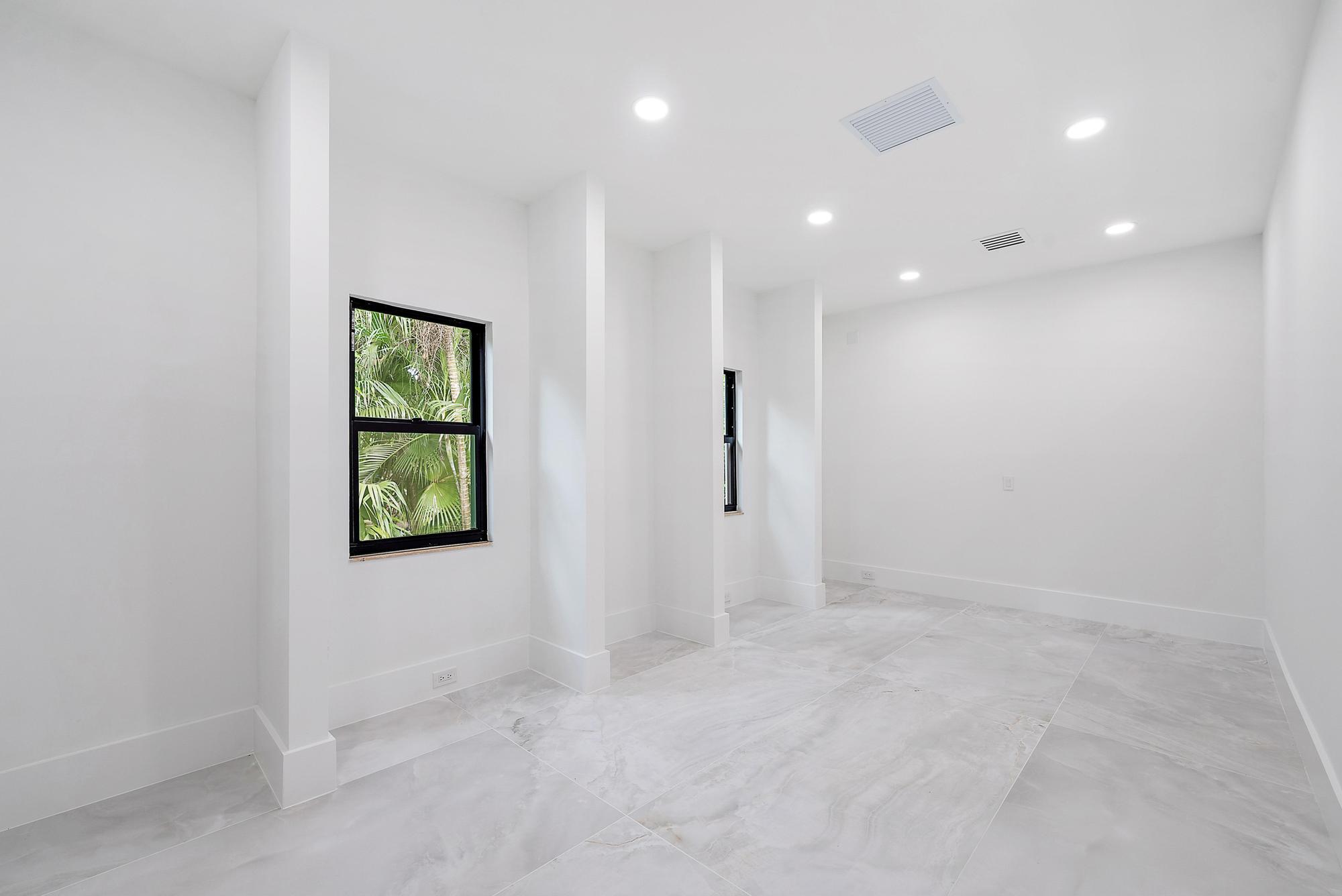 9460 Southeast Point Terrace Jupiter, FL 33469 - Photo 25 of 38 an empty room with windows and closet