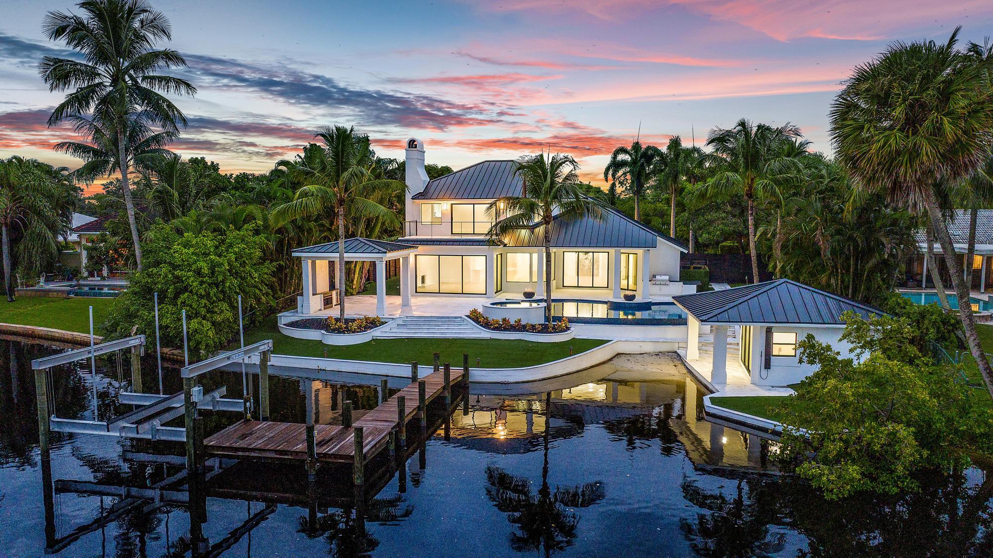 9460 Southeast Point Terrace Jupiter, FL 33469 - Photo 3 of 38 a view of a chairs and table in the roof deck