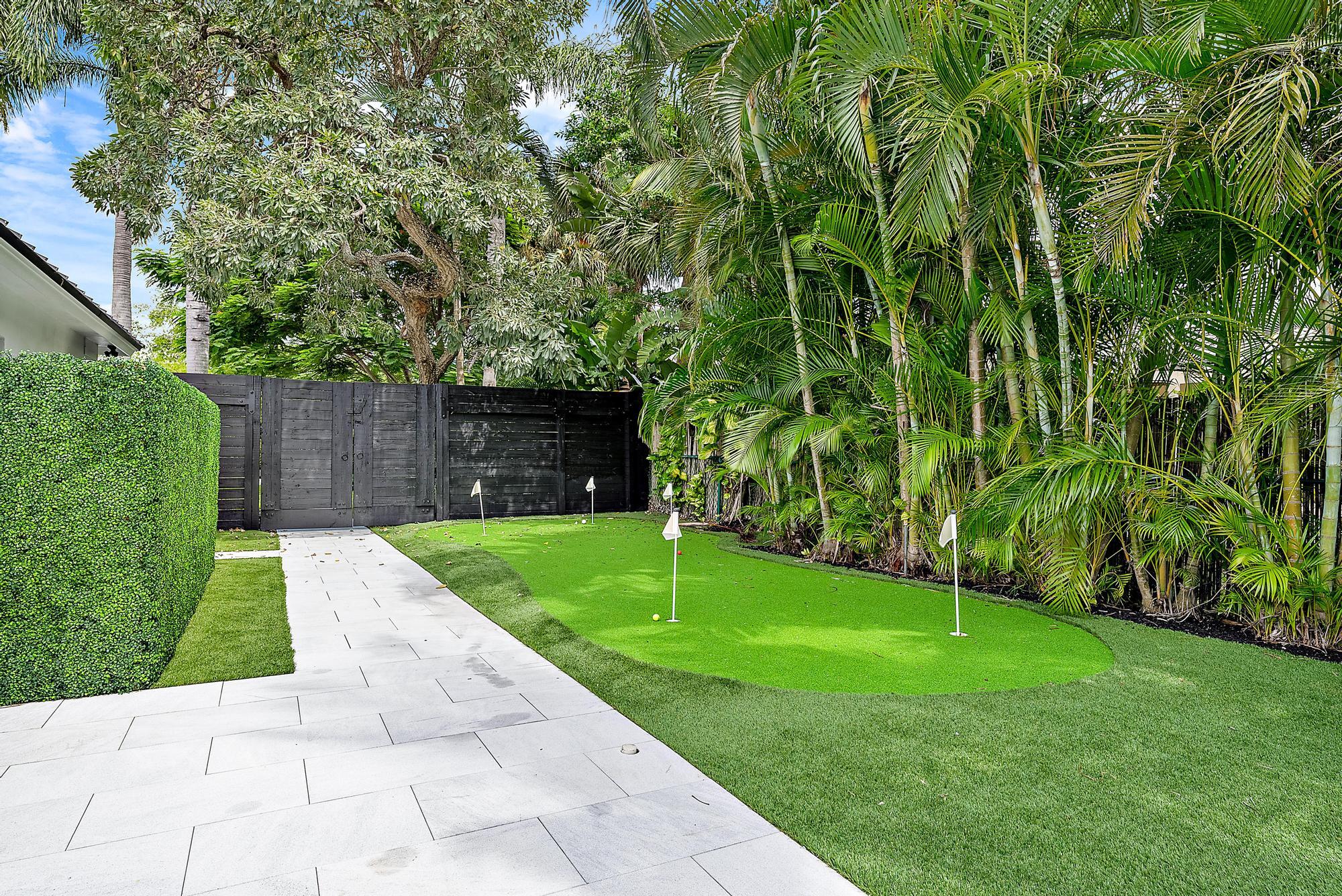 9460 Southeast Point Terrace Jupiter, FL 33469 - Photo 36 of 38 a view of a backyard with a garden