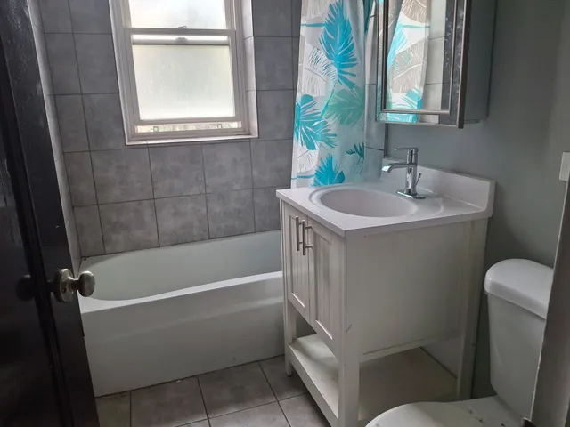 $1,300 | 7011 South Merrill Avenue, Unit 301, Chicago, IL 60649