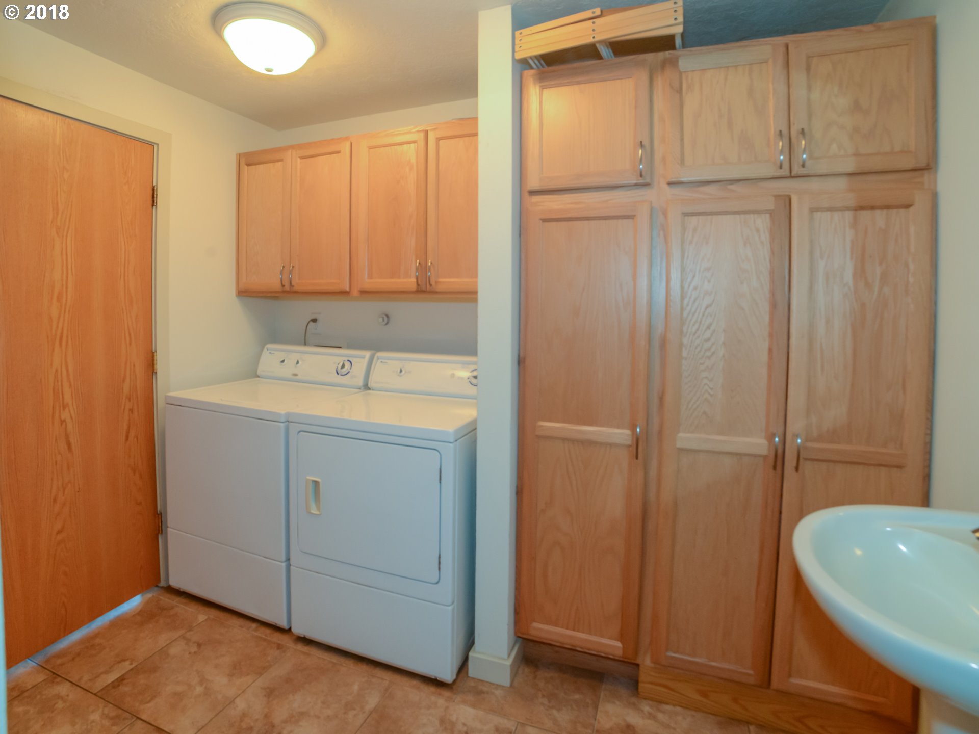 1009 L Street Springfield, OR 97477 - Photo 4 of 5 a bathroom with a sink and a tub
