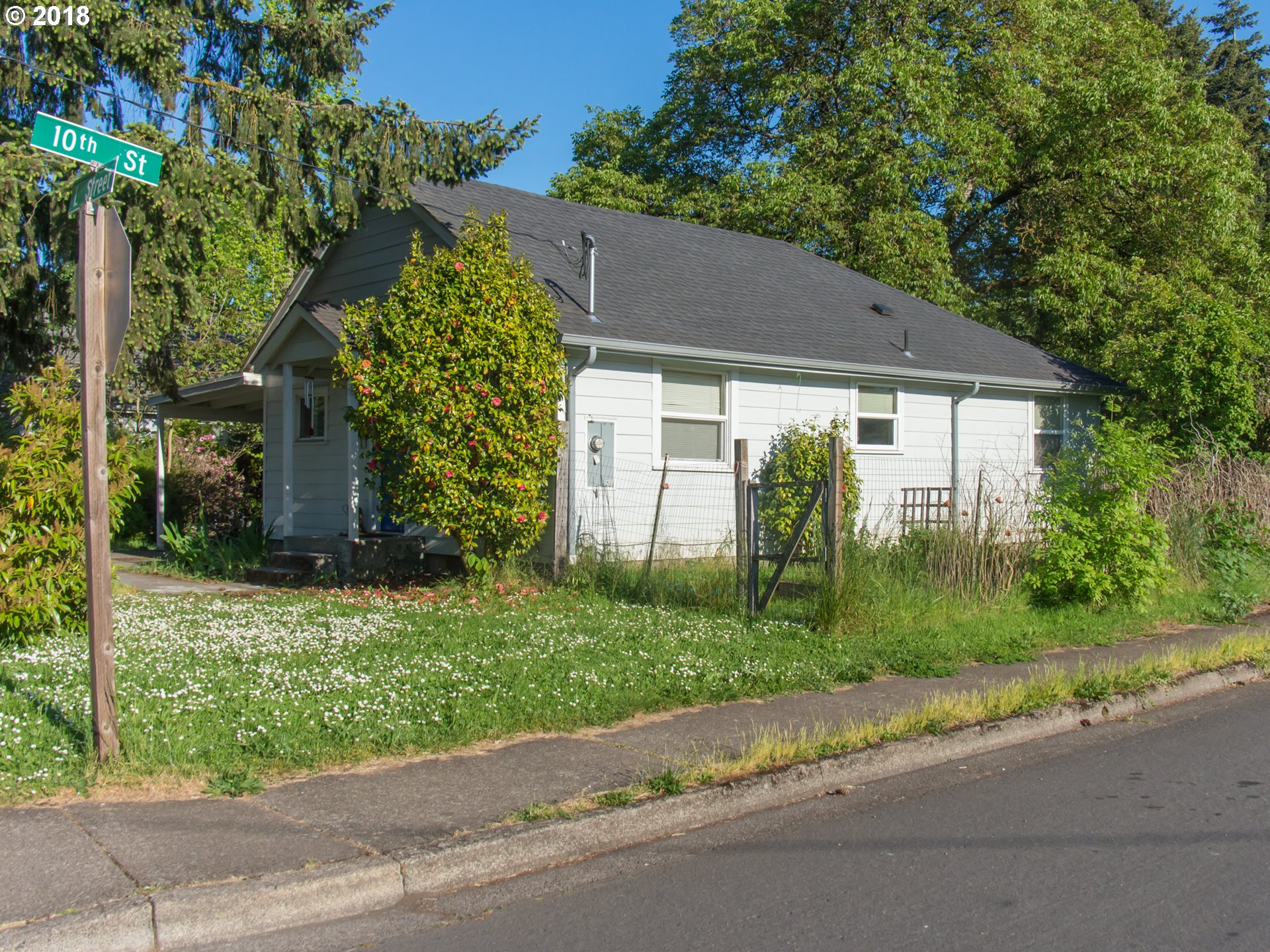 1009 L Street Springfield, OR 97477 - Photo 5 of 5 front view of house with a yard