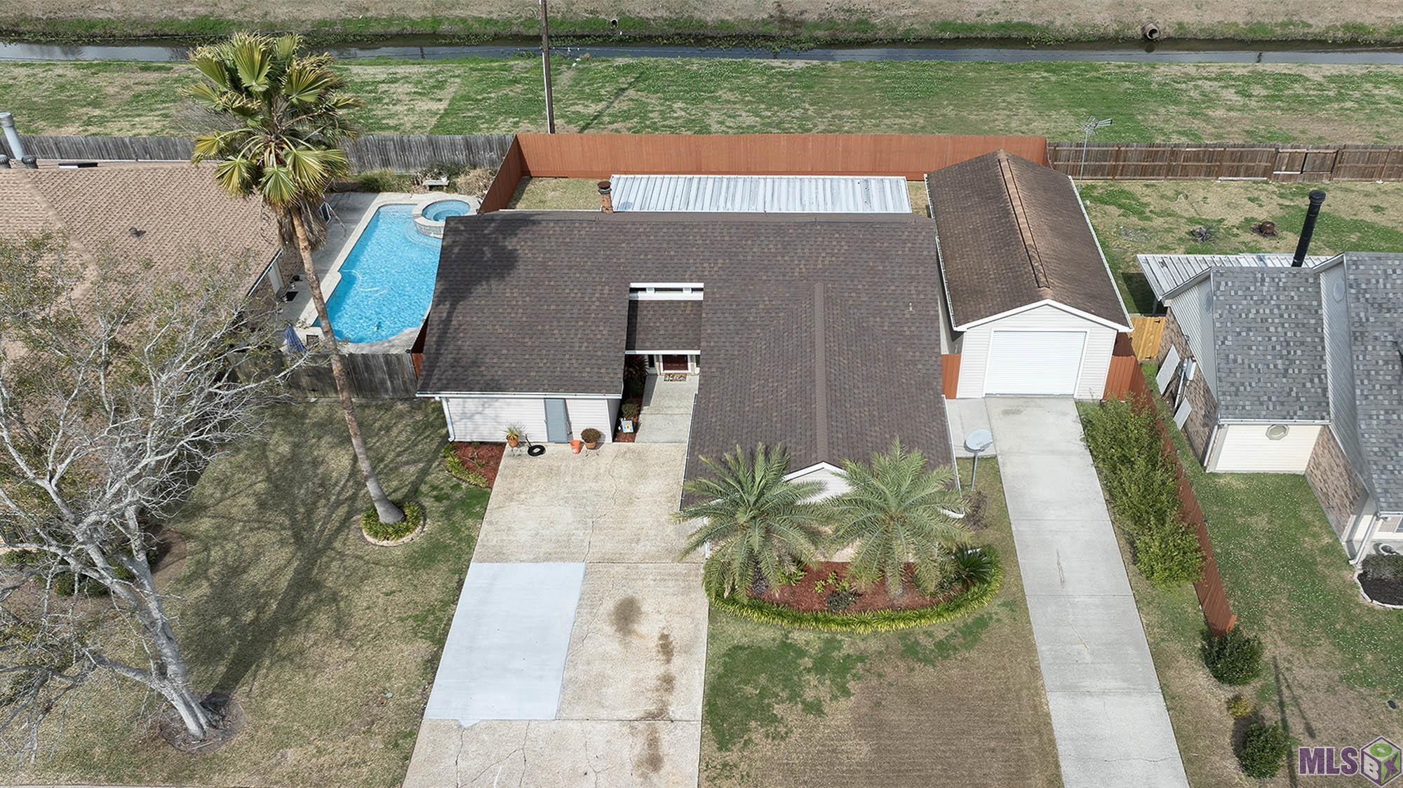 105 Maria Circle Houma, LA 70360 - Photo 4 of 25