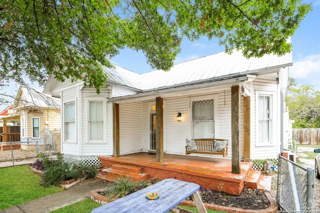 a view of backyard of the house