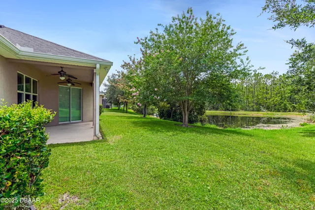 a view of a house with backyard and garden
