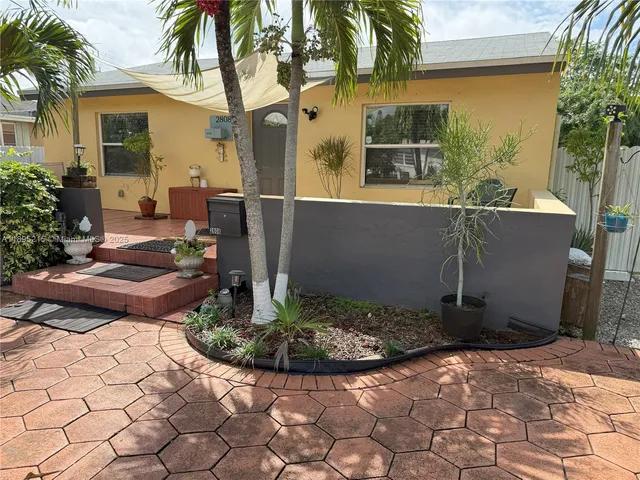 a view of a backyard