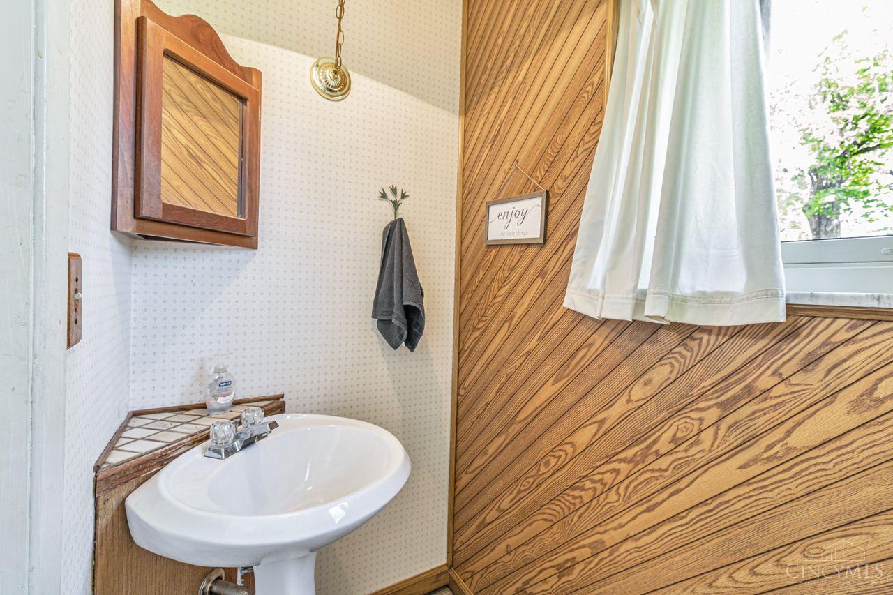 3838 Lincoln Road Cincinnati, OH 45247 - Photo 35 of 57 First Fl 1/2 bath