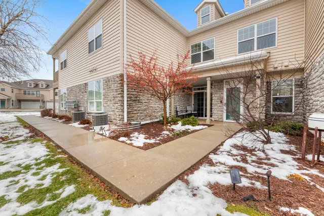 $374,900 | N17-w26475 Meadowgrass Circle, Unit G, Pewaukee, WI 53072
