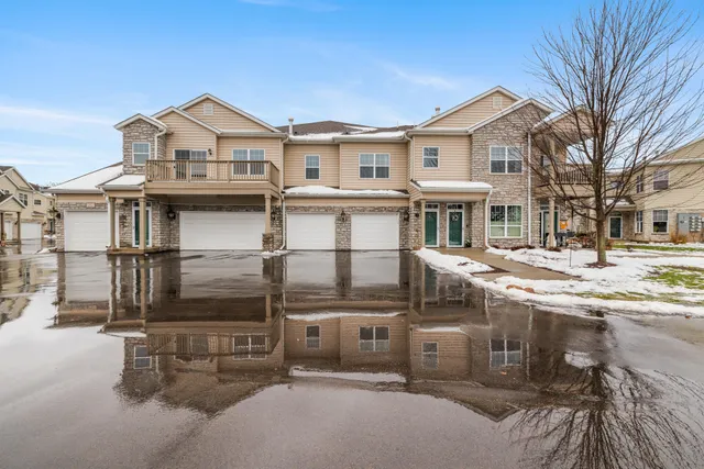 $369,000 | N17-w26475 Meadowgrass Circle, Unit G, Pewaukee, WI 53072