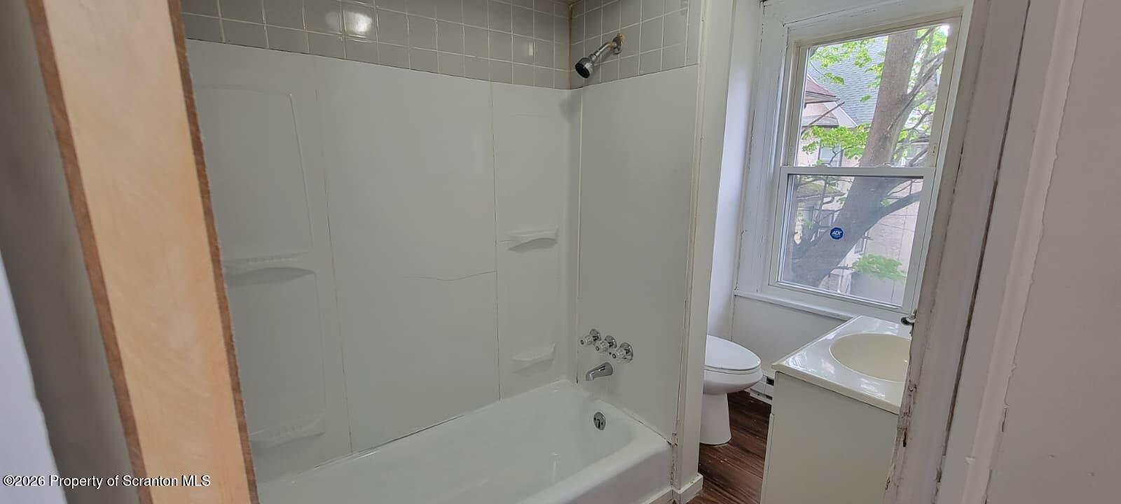 807 Monroe Avenue Scranton, PA 18510 - Photo 5 of 11 Full Bathroom