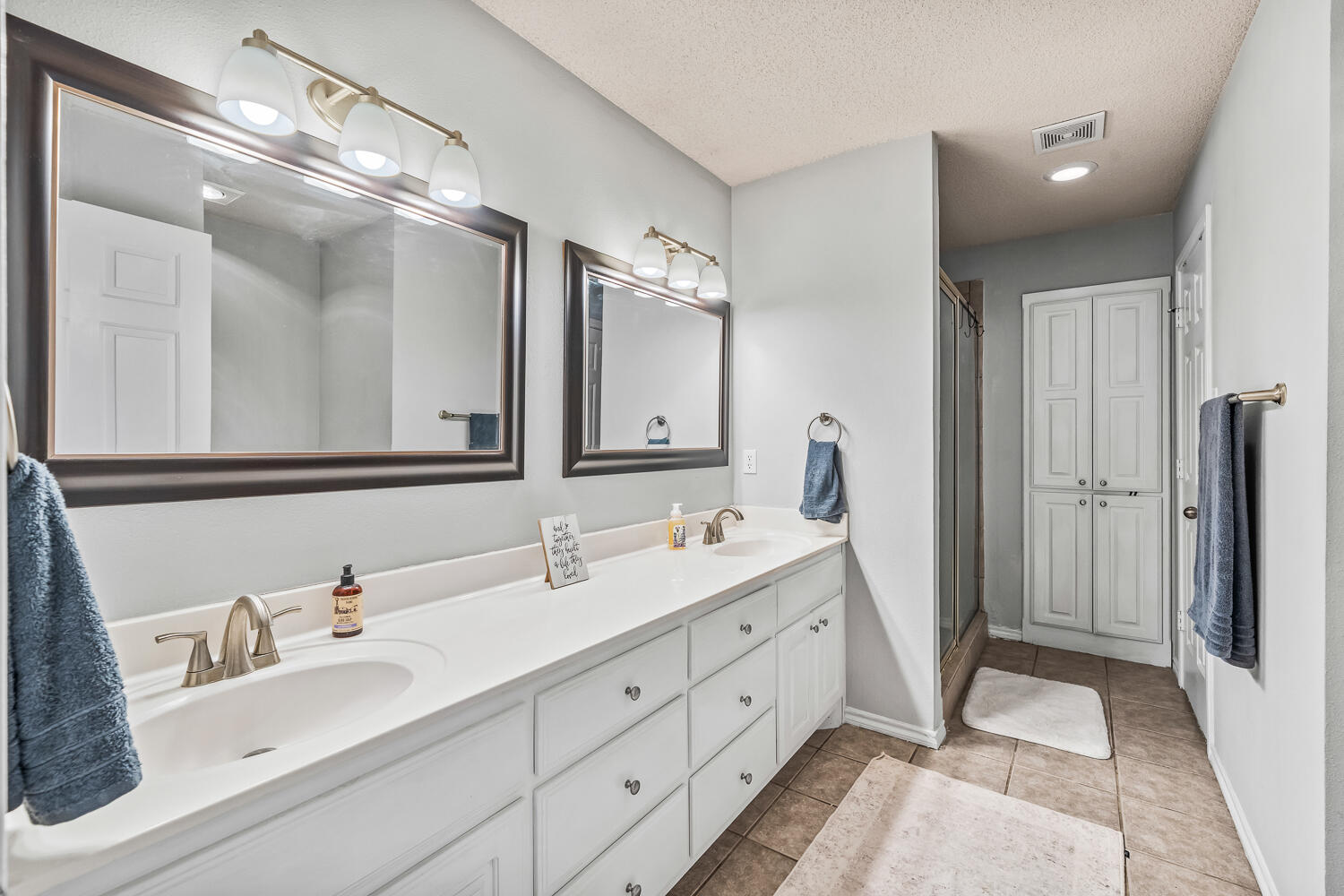10607 Dover Avenue Lubbock, TX 79424 - Photo 20 of 34 a bathroom with a double vanity sink mirror and double