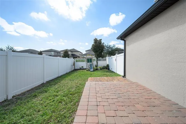 a view of a house with backyard