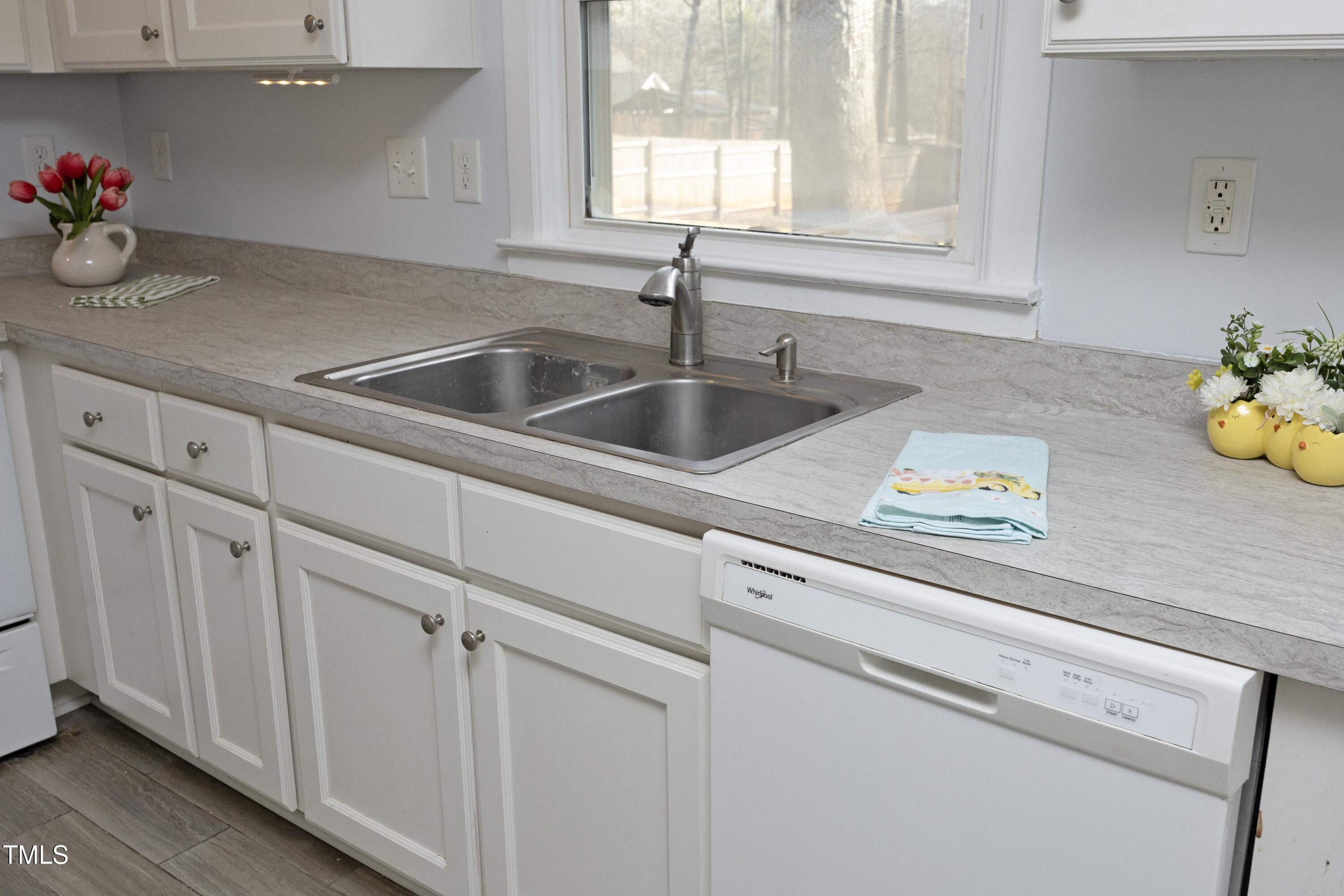 8125 Middleton Road Garner, NC 27529 - Photo 9 of 23 09Kitchen