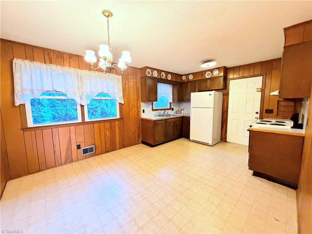 581 Martin Byrd Road Elkin, NC 28621 - Photo 6 of 24
