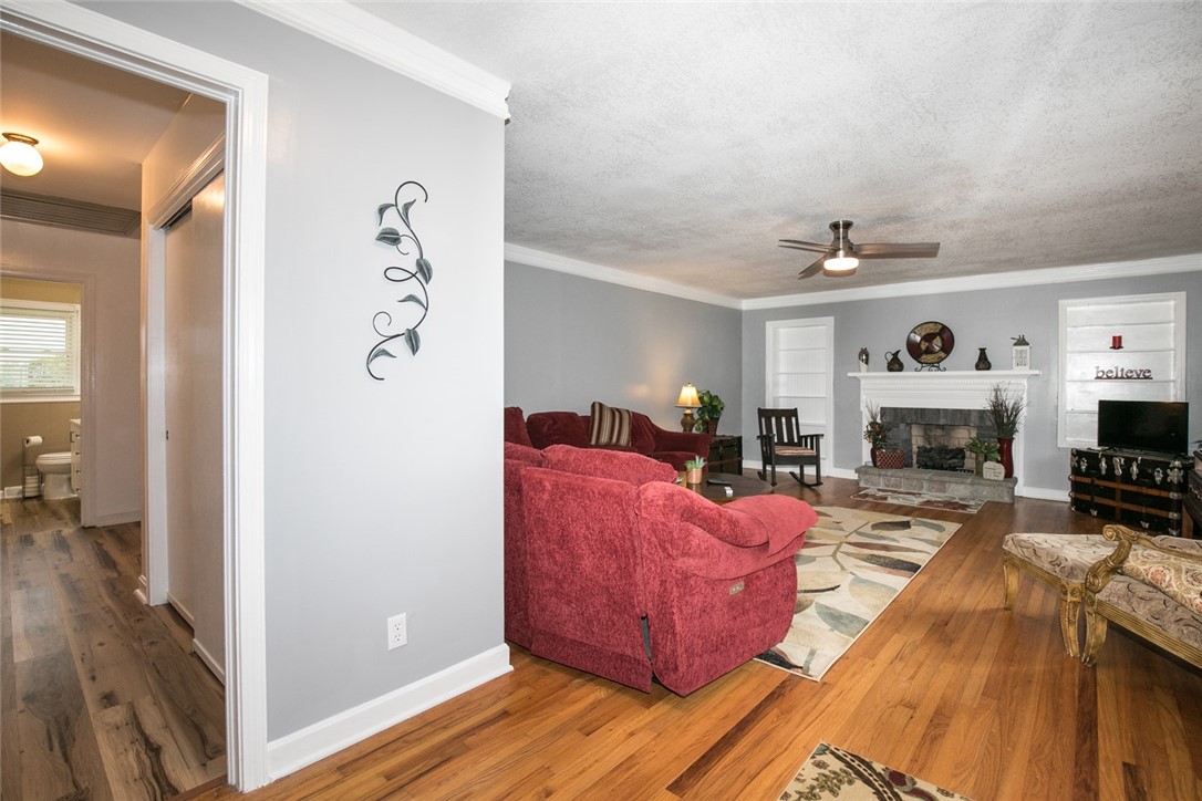1892 Oakway Road Westminster, SC 29693 - Photo 8 of 34 Living Room
