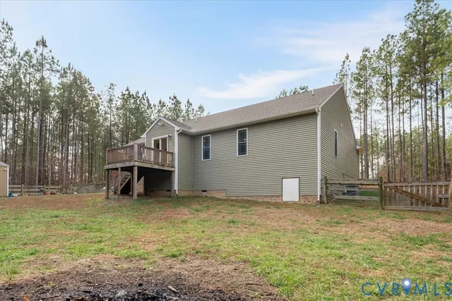 a view of a house with backyard and tree