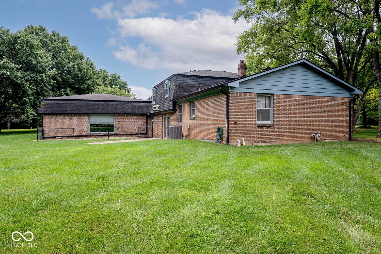 8959 Rexford Road Indianapolis, IN 46260 - Photo 5 of 51 Gallery Image 5