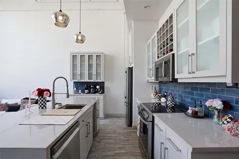 $375,000 | 2600 West 7th Street, Unit 1707, Fort Worth, TX 76107