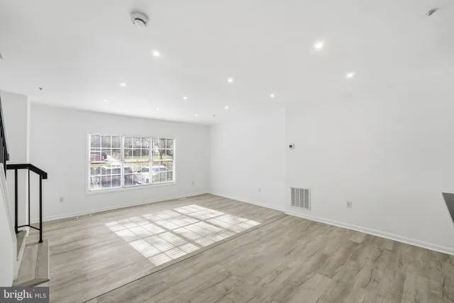 $550,000 | 19111 Highstream Drive, Germantown, MD 20874