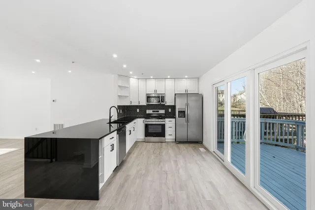 $550,000 | 19111 Highstream Drive, Germantown, MD 20874