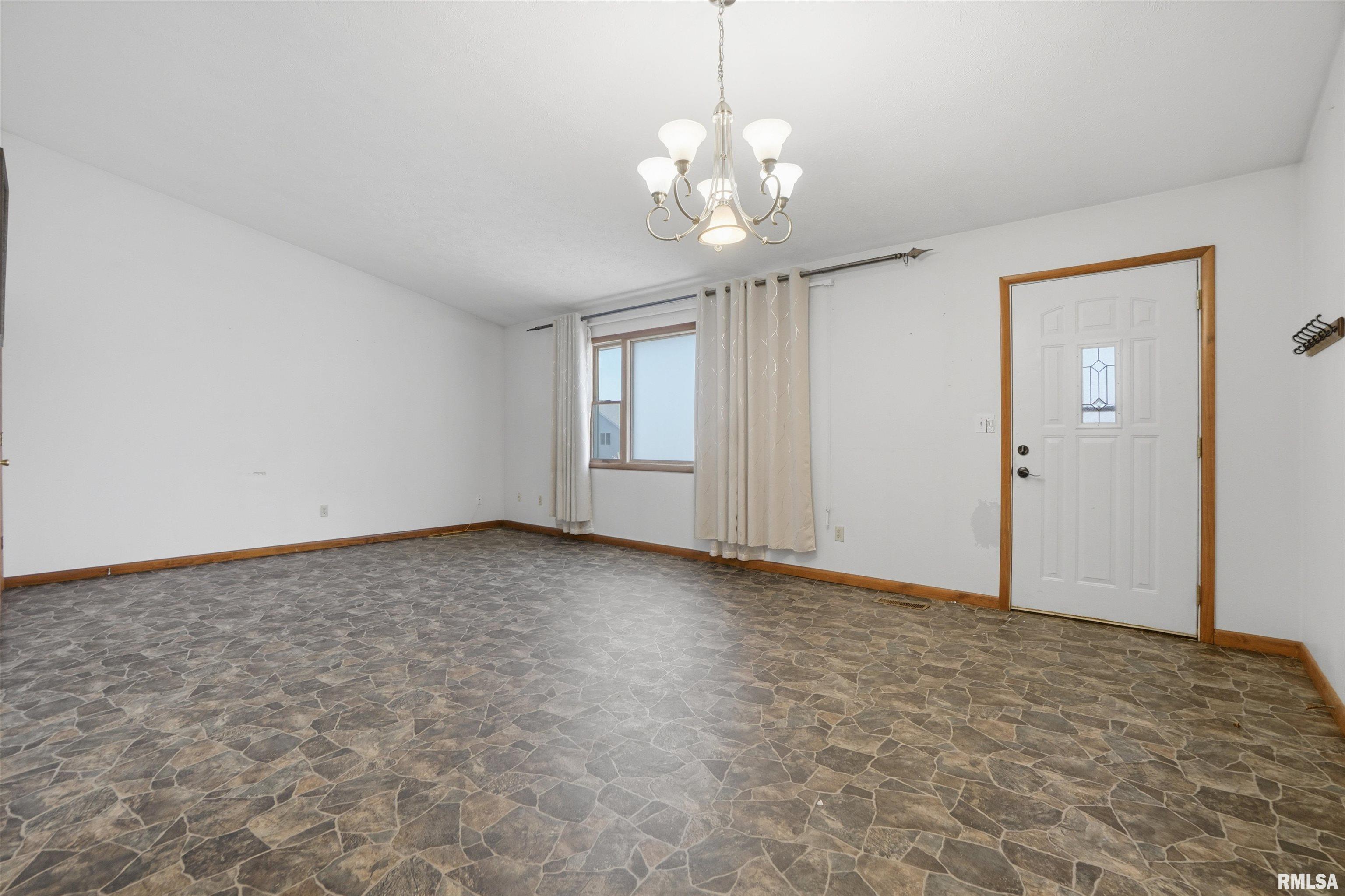 112 A Grandview Circle Eureka, IL 61530 - Photo 4 of 19