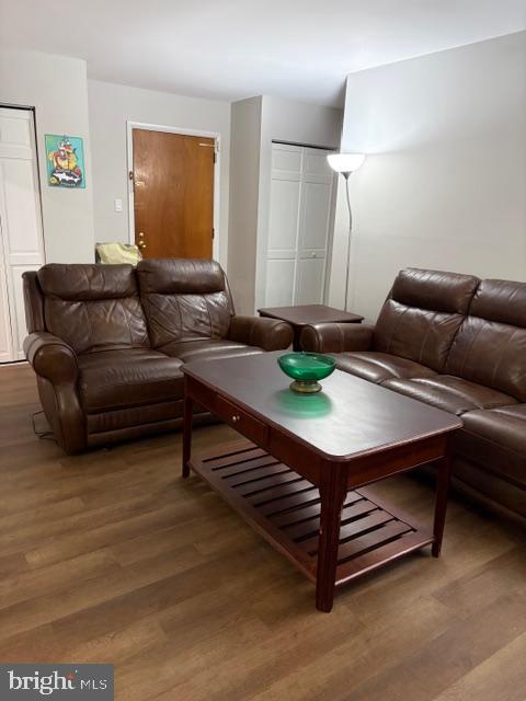 7 Rockford Road, Unit B007 Wilmington, DE 19806 - Photo 5 of 9 a living room with furniture and a table