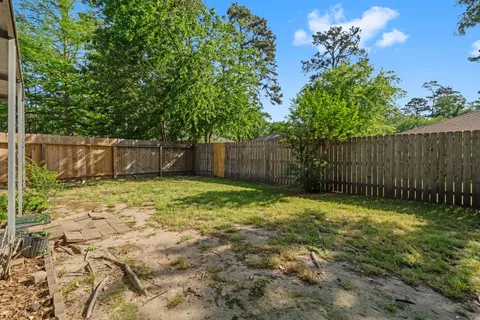 a view of a backyard