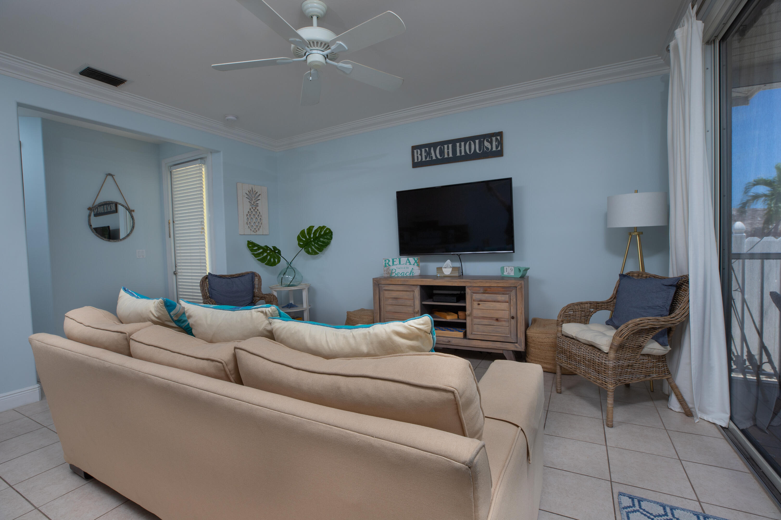 441 3rd Street Key Colony Beach, FL 33051 - Photo 4 of 30 Living Room