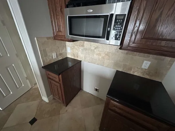 $1,895 | 7039 Kingston Cove Lane, Unit 303, Willis, TX 77318