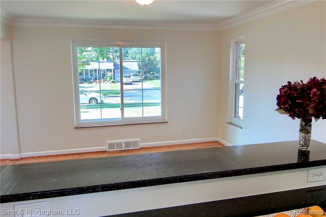 580 Roslyn Road Grosse Pointe, MI 48236 - Photo 12 of 29 Dining_Room_View_From_Kitchen.jpg