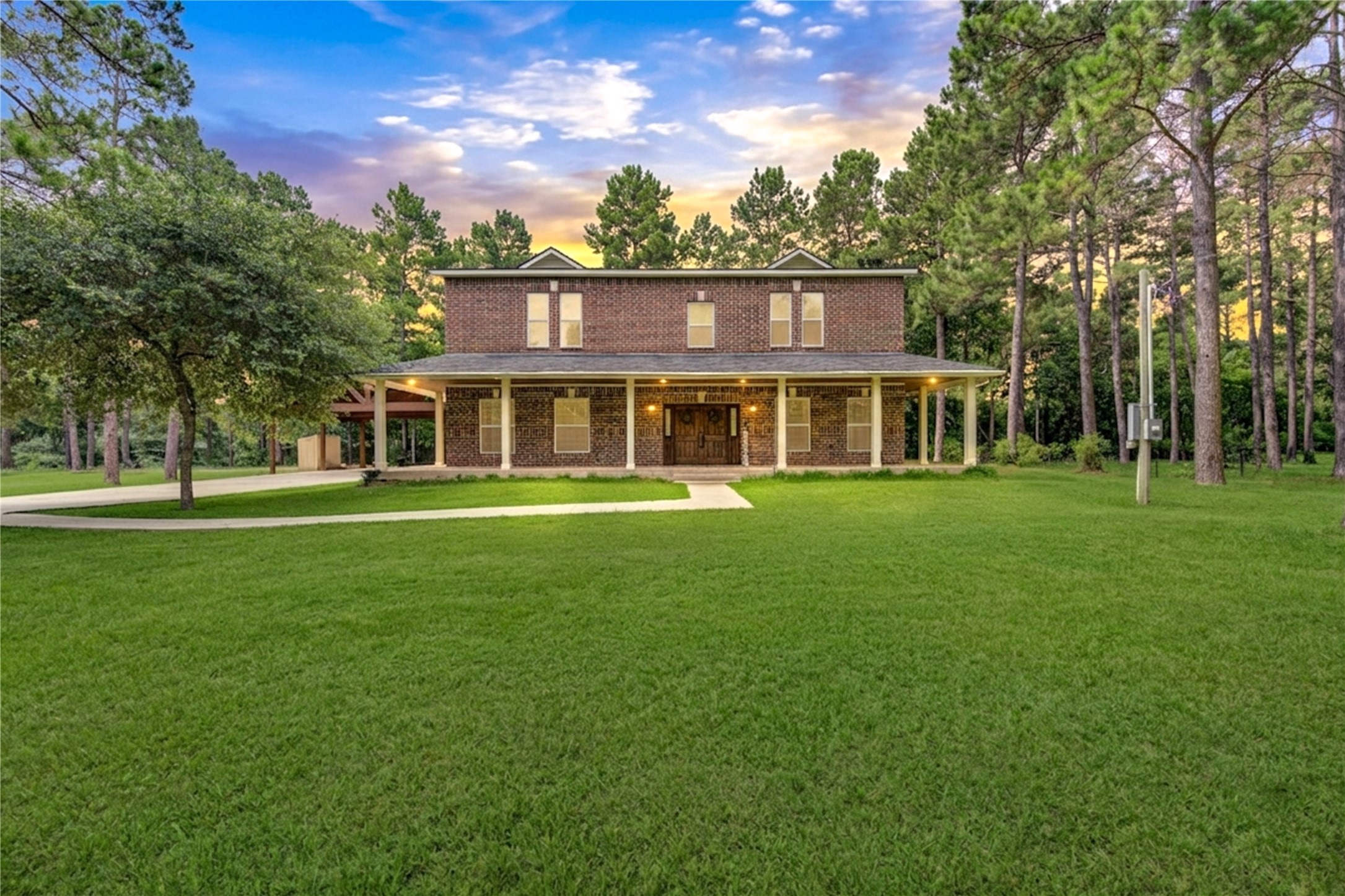 20531 Faye Tomball, TX 77377 - Photo 1 of 43 a front view of a house with a garden