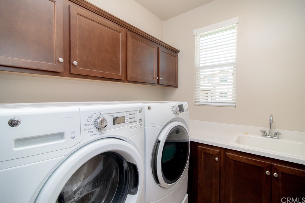 35251 Smith Avenue Beaumont, CA 92223 - Photo 28 of 33 a utility room with dryer and washer