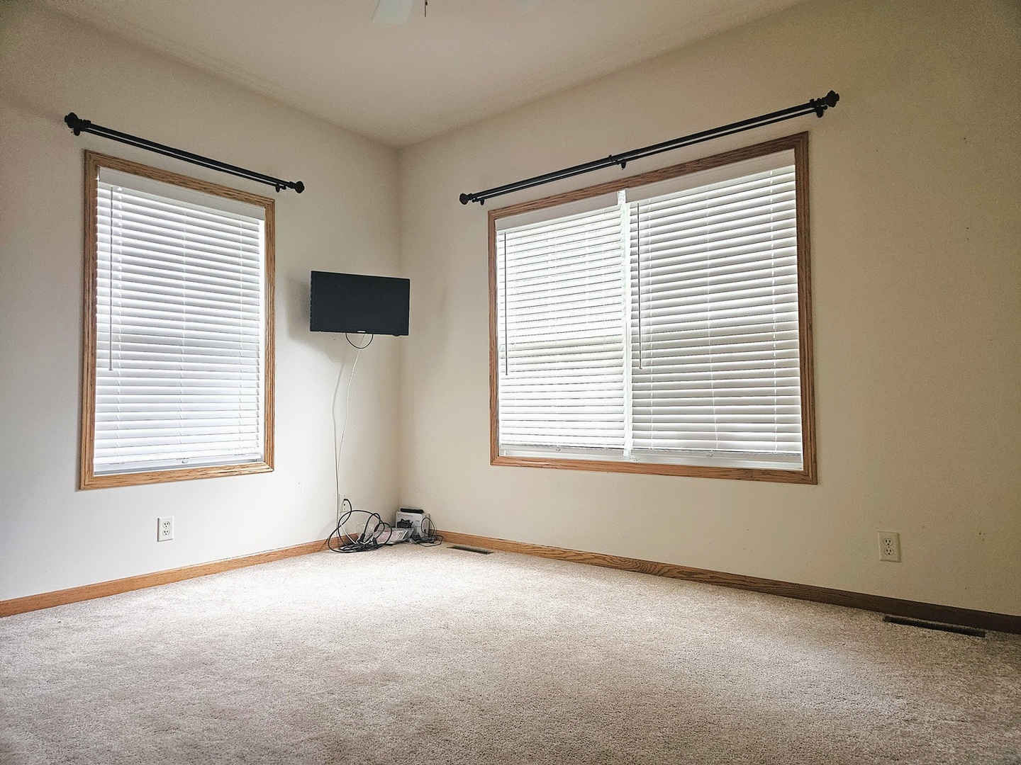 1670 Overlook Drive Dixon, IL 61021 - Photo 18 of 36 an empty room with a window
