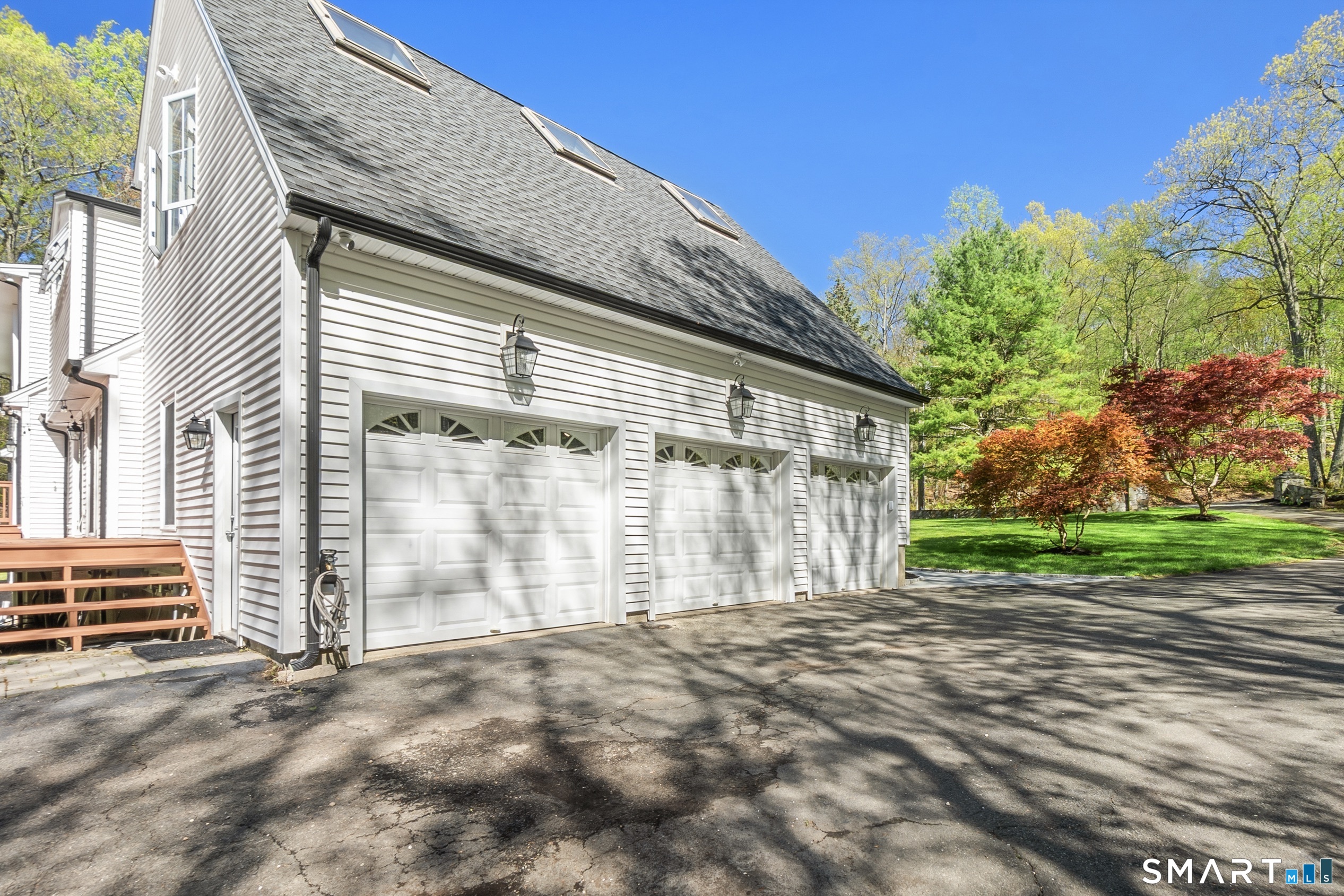 9 Maplewood Road Ridgefield, CT 06877 - Photo 38 of 39 a view of a house with a garden