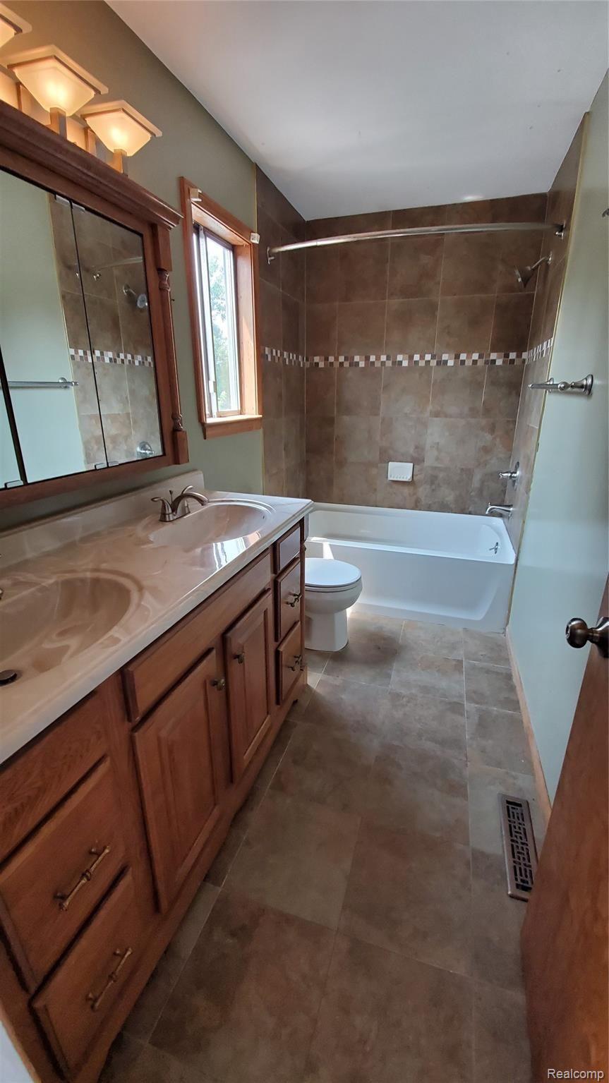1198 Stonehenge Road Flint, MI 48532 - Photo 13 of 18 20190725_131314.jpg