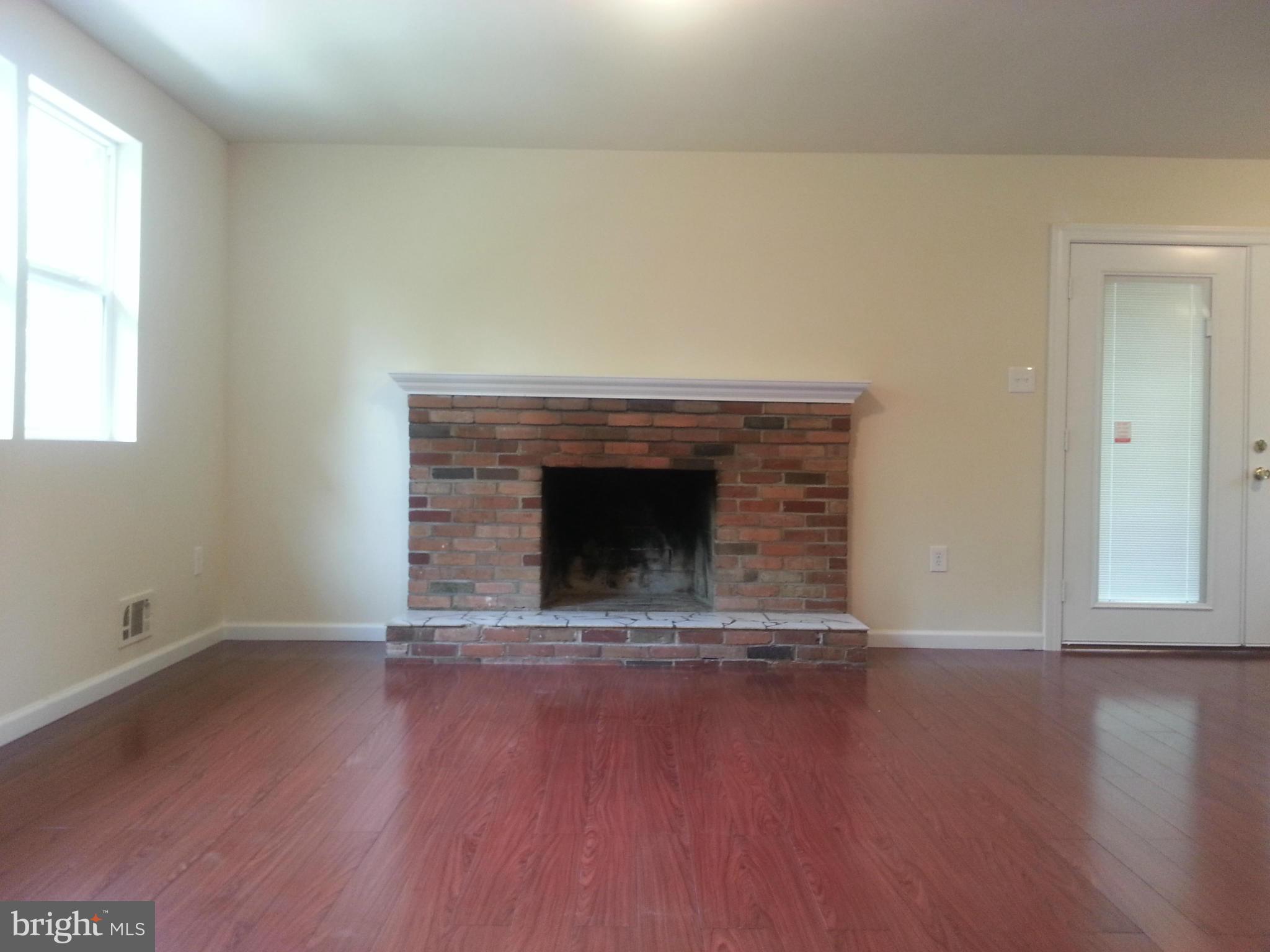 8402 Woodyard Road Clinton, MD 20735 - Photo 4 of 19 Living Room