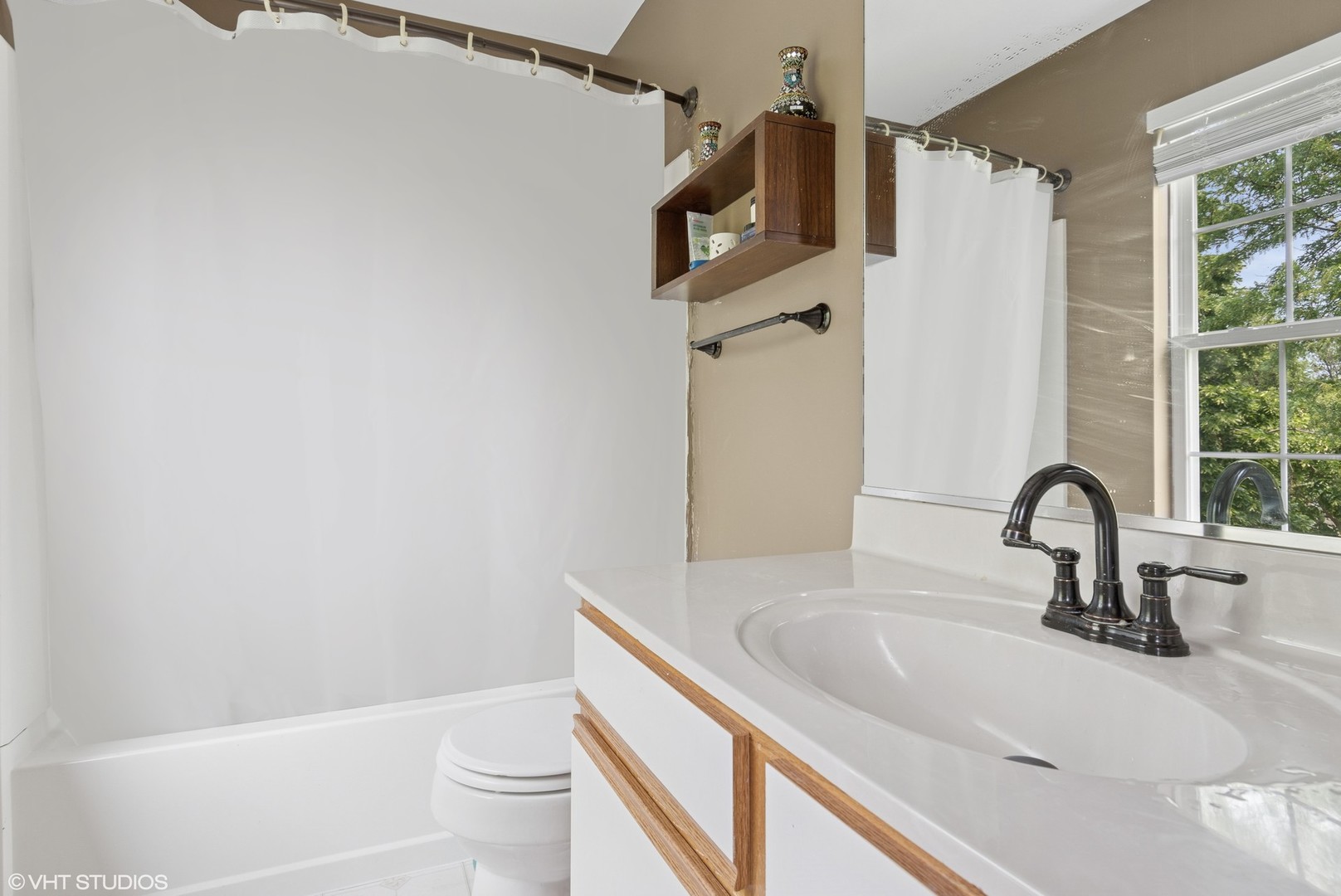 2477 Smithfield Court Aurora, IL 60503 - Photo 12 of 17 a bathroom with a sink toilet and shower